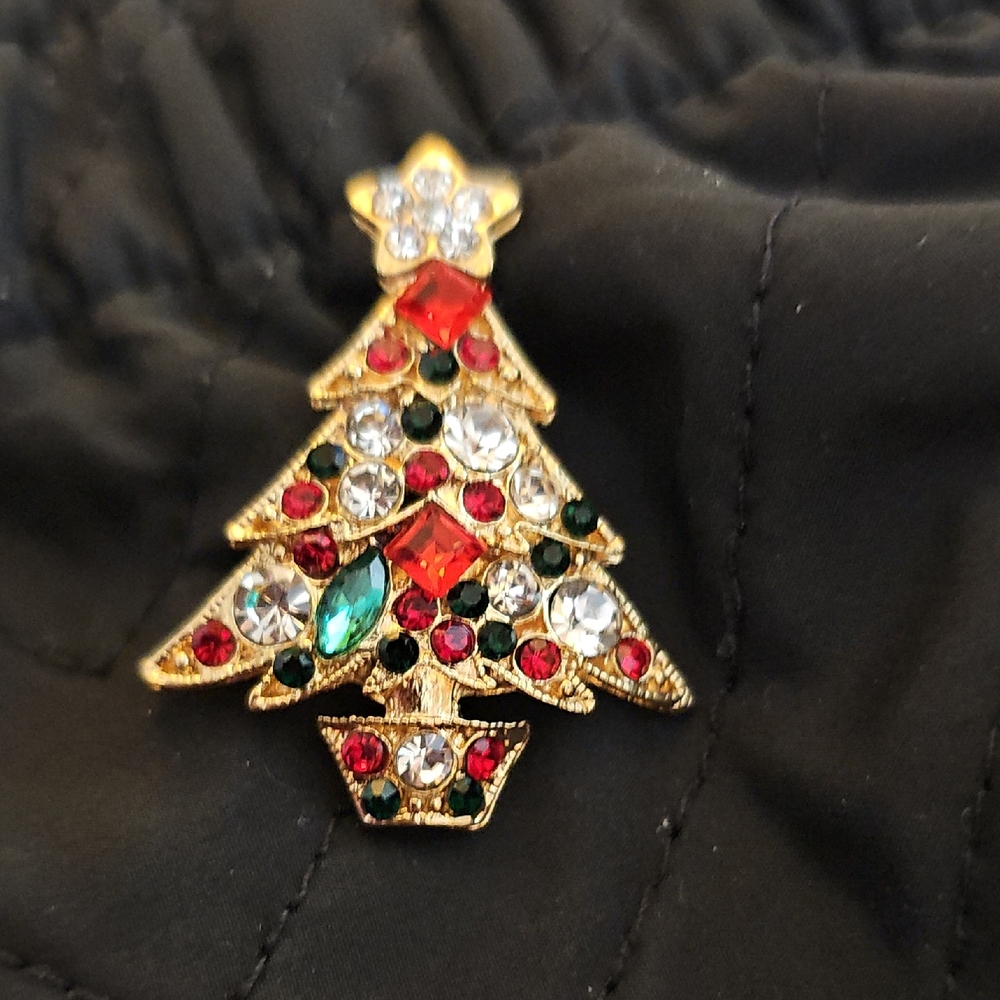 Festive Christmas Tree Brooch with Colorful Gems